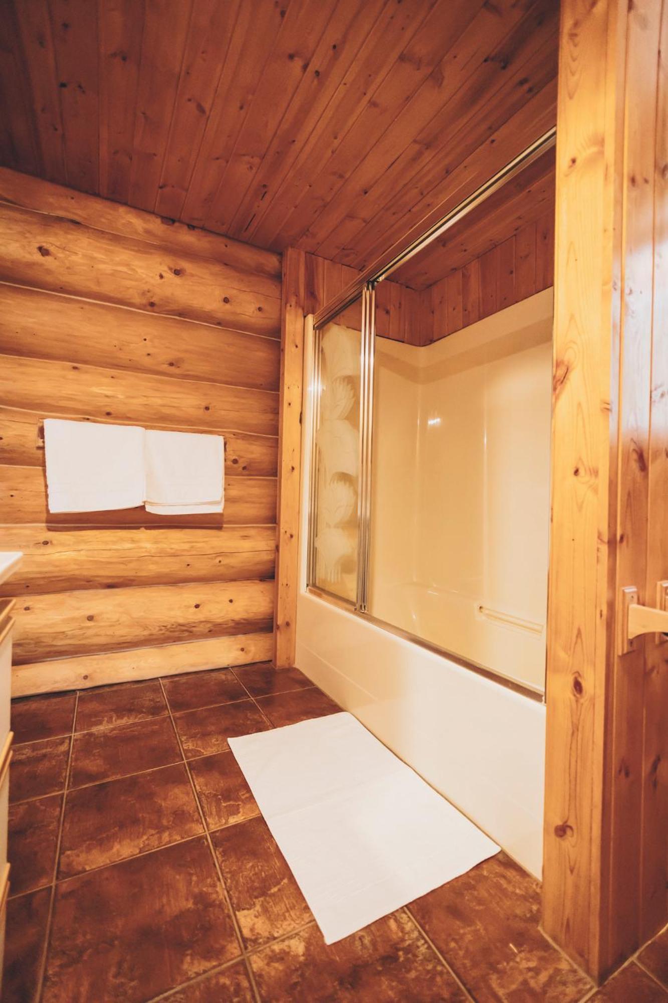 Rocky Mountain Escape Dome & Log Cabin Rentals - Rock Lake Rock Lake Lodge Provincial Park Buitenkant foto